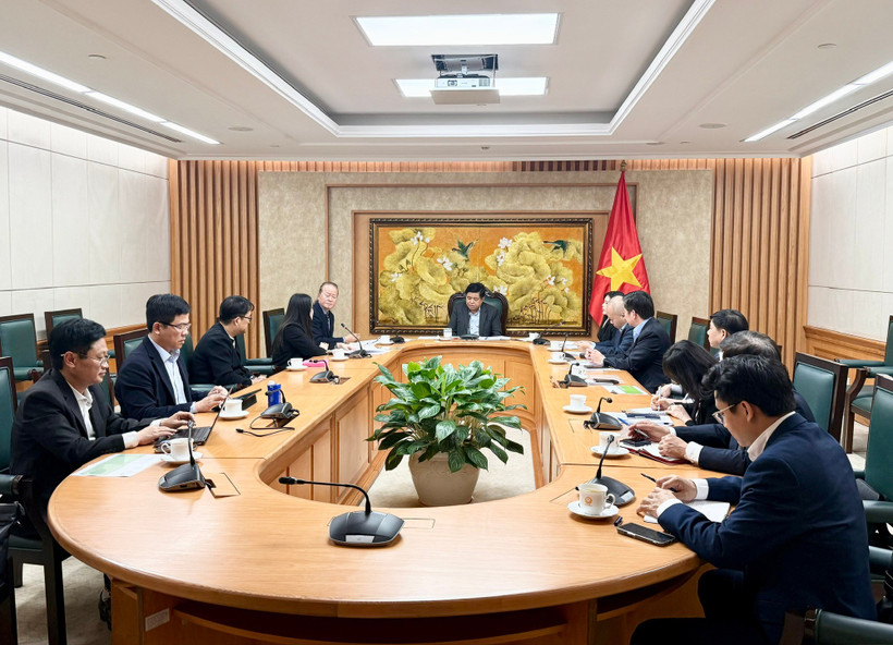 El viceprimer ministro de Vietnam Nguyen Chi Dung, en la sesión de trabajo con el Grupo Seoul Semiconductor. (Fuente: VNA)