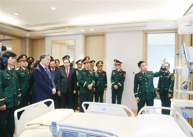El secretario general To Lam, el presidente de la Asamblea Nacional, Tran Thanh Man y los delegados visitan dos nuevas instalaciones del Hospital Militar Central 108. (Fuente: VNA) 