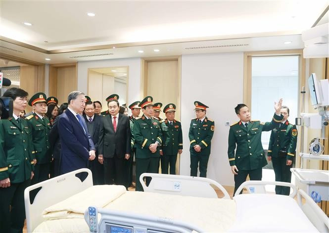 El secretario general To Lam, el presidente de la Asamblea Nacional, Tran Thanh Man y los delegados visitan dos nuevas instalaciones del Hospital Militar Central 108. (Fuente: VNA) 
