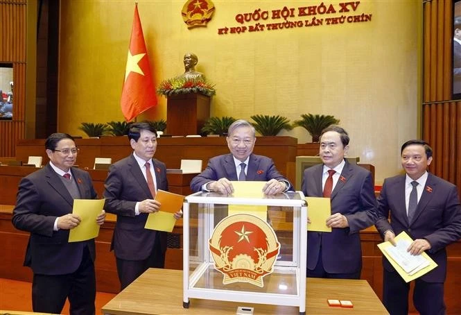 El secretario general To Lam, el presidente Luong Cuong, el primer ministro Pham Minh Chinh, el presidente de la Asamblea Nacional Tran Thanh Man y un diputado entregan votos. (Fuente: VNA) 