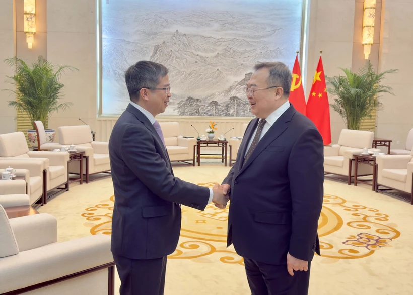 El embajador vietnamita en China, Pham Thanh Binh, (izquierda) y Liu Jianchao, jefe del Departamento Internacional del Comité Central del Partido Comunista de China. (Fuente: VNA)