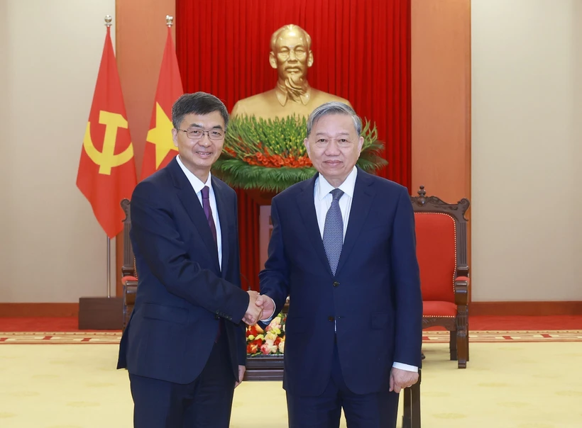 El secretario general del Partido Comunista de Vietnam, To Lam (derecha), y el secretario del Comité del Partido Comunista de China en Guangxi, Chen Gang. (Fuente: VNA)