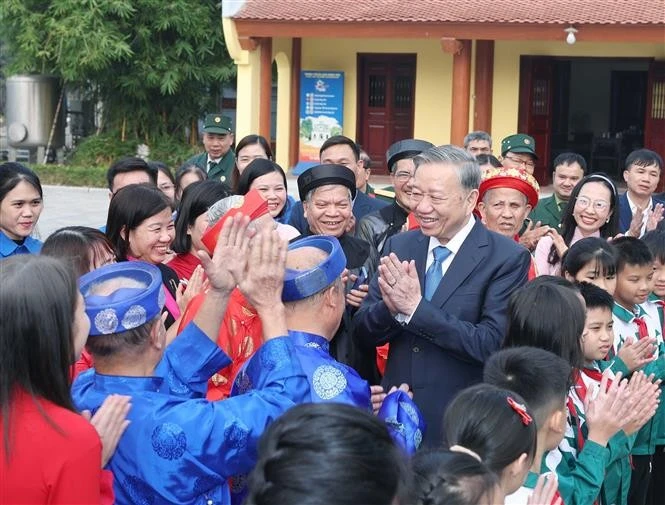 El secretario general del Partido Comunista de Vietnam, To Lam, y el pueblo de la provincia de Hung Yen. (Fuente: VNA)