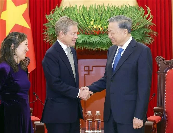 El secretario general del Partido Comunista de Vietnam, To Lam, recibe a Nicholas Berggruen, fundador y presidente de la empresa de inversión Berggruen Holdings y del Instituto Berggruen. (Fuente: VNA)