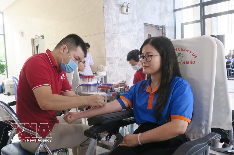 Una joven participa en la donación de sangre (Fuente: VNA)