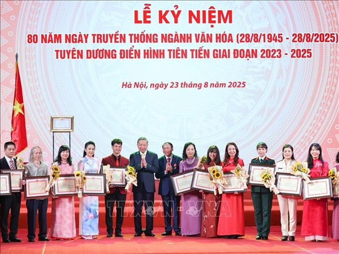 El secretario general del Partido Comunista de VIetnam, To Lam, y el ministro de Cultura, Deportes y Turismo, Nguyen Van Hung, entregan certificados de mérito y flores de felicitación a los ejemplares destacados. (Fuente: VNA)