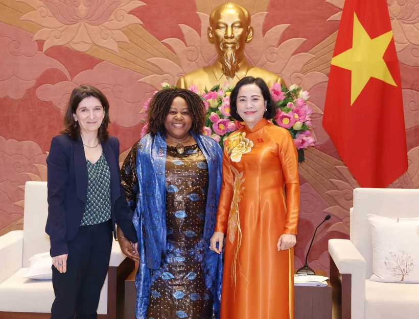 Nguyen Thi Thanh, vicepresidenta de la Asamblea Nacional de Vietnam, Caroline Nyamayemombe, representante en jefa de ONU Mujeres en Vietnam y Michaela Bauer, representante adjunta del Fondo de las Naciones Unidas para la Infancia (UNICEF) en Vietnam. (Fuente: VNA)