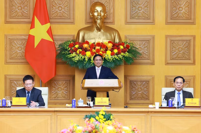 El primer ministro de Vietnam, Pham Minh Chinh, pronuncia un discurso en el coloquio (Fuente: VNA)