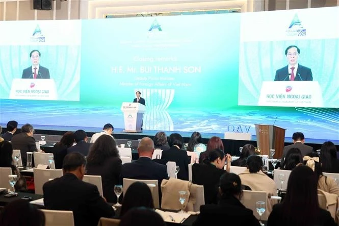 El viceprimer ministro y canciller de Vietnam, Bui Thanh Son, pronuncia el discurso de clausura del AFF 2025. (Fuente: VNA)