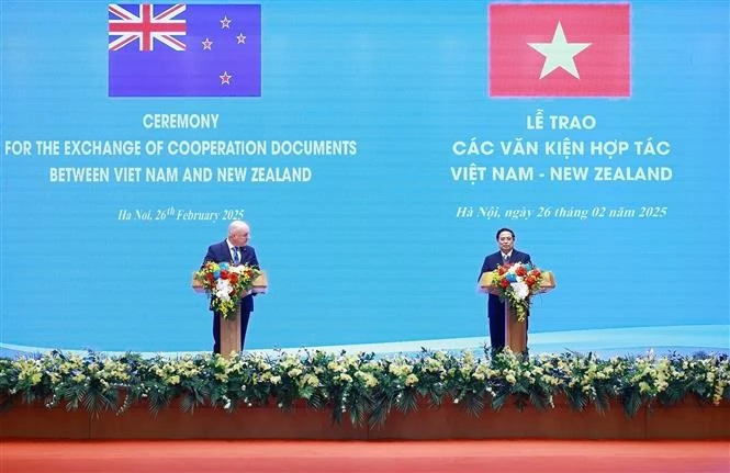 El primer ministro vietnamita, Pham Minh Chinh, y su homólogo neozelandés, Christopher Luxon, anuncian la elevación de las relaciones al nivel de Asociación Estratégica Integral (Fuente: VNA)