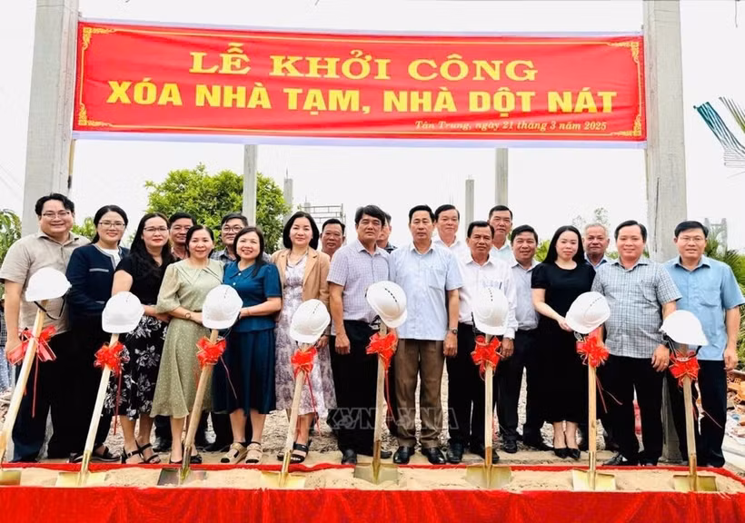 La provincia de Binh Duong ayuda a los hogares pobres del dítrito de Dam Doi en la provincia de Ca Mau a eliminar las viviendas precarias. (Fuente: VNA)