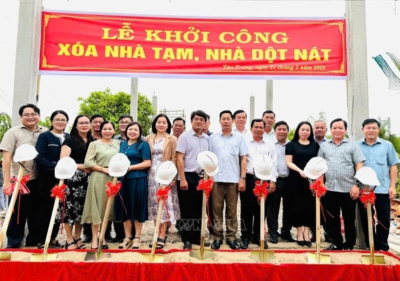 La provincia de Binh Duong ayuda a los hogares pobres del dítrito de Dam Doi en la provincia de Ca Mau a eliminar las viviendas precarias. (Fuente: VNA)