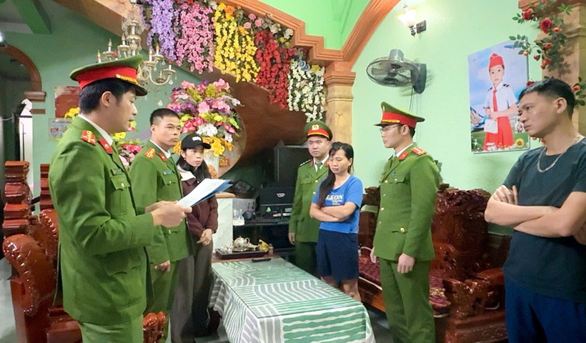 La policía de investigación de la provincia de Lai Chau emite una decisión para iniciar un proceso penal contra Nguyen Thi Nga. (Fuente: VNA)