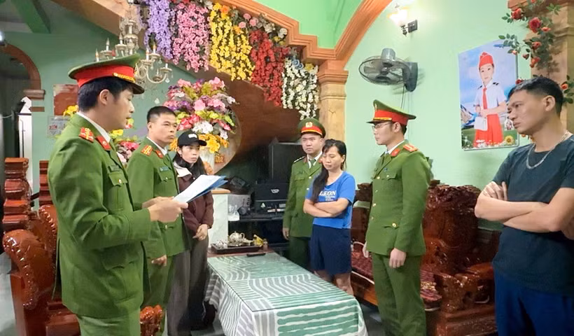 La policía de investigación de la provincia de Lai Chau emite una decisión para iniciar un proceso penal contra Nguyen Thi Nga. (Fuente: VNA)