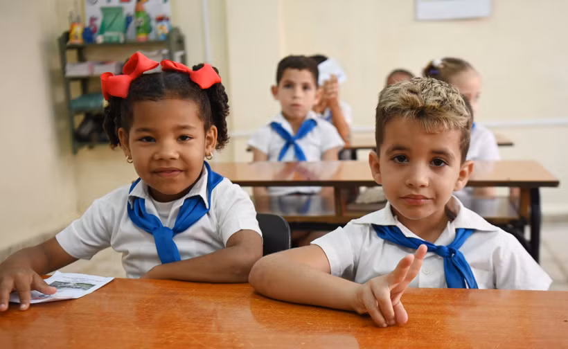 Los alumnos de primaria en la escuela nueva (Fuente: VNA)