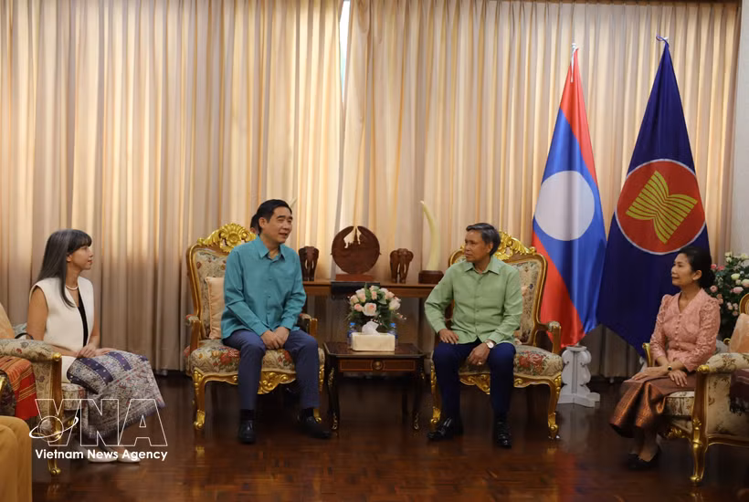 El embajador vietnamita Pham Viet Hung (izquierda) felicita al embajador laosiano Sisavath Inphachanh en ocasión de Bunpimay (Fuente: VNA) 