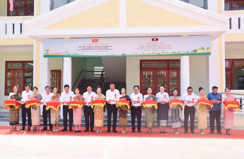 En la ceremonia de inauguración de la Escuela Primaria y Secundaria de la Amistad (Fuente: VNA)