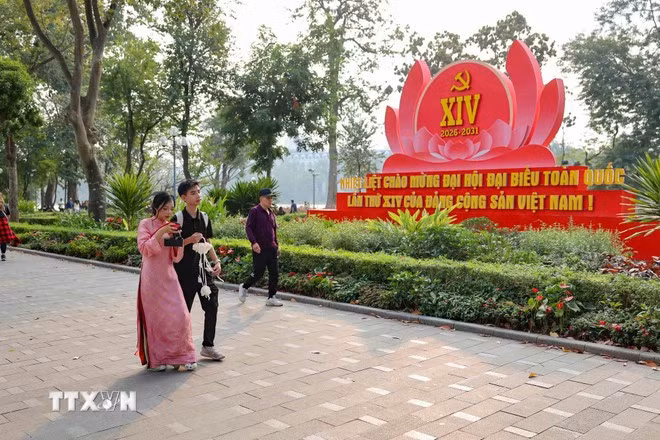 Pancartas y consignas para dar la bienvenida al XIV Congreso Nacional del Partido Comunista de Vietnam en un parque en Hanoi (Fuente: VNA)