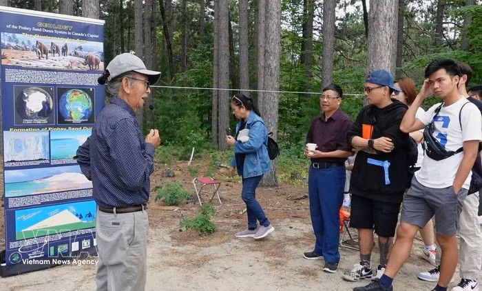 El doctor Dang Trung Phuoc (izquierda) presenta la historia y el origen de las dunas de arena de Pinhey (Foto: VNA)