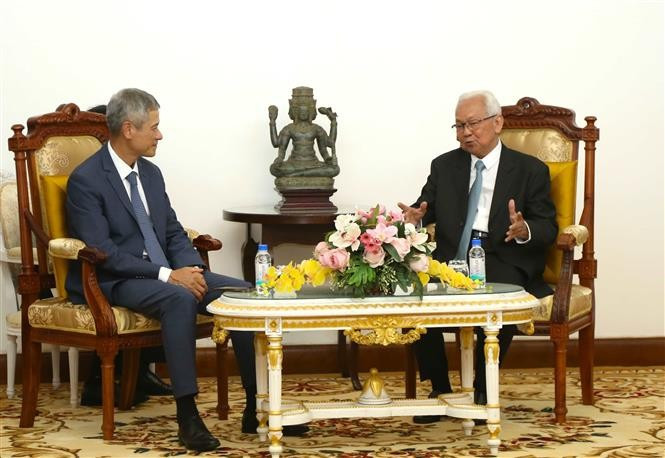 Im Chhun Lim (phải), presidente del Consejo Constitucional de Camboya (CCC) recibe al embajador vietnamita en Camboya, Nguyen Minh Vu. (Fuente: VNA) 