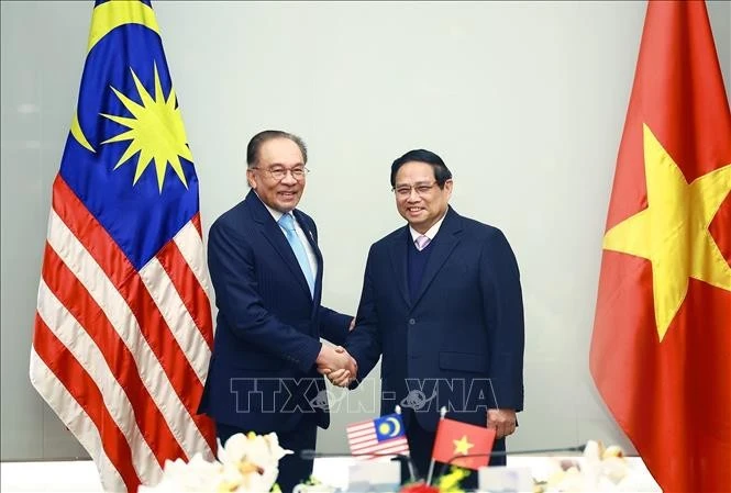 El primer ministro de Vietnam, Pham Minh Chinh y su homólogo malasio Anwar Ibrahim. (Fuente: VNA)