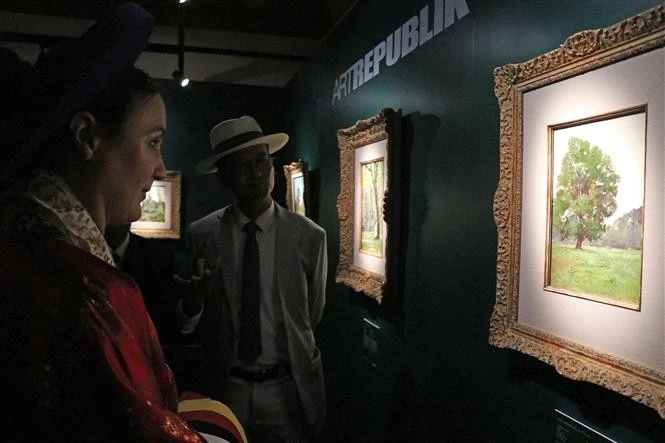 Las audiencias contemplan las pinturas en la exposición (Fuente: VNA)