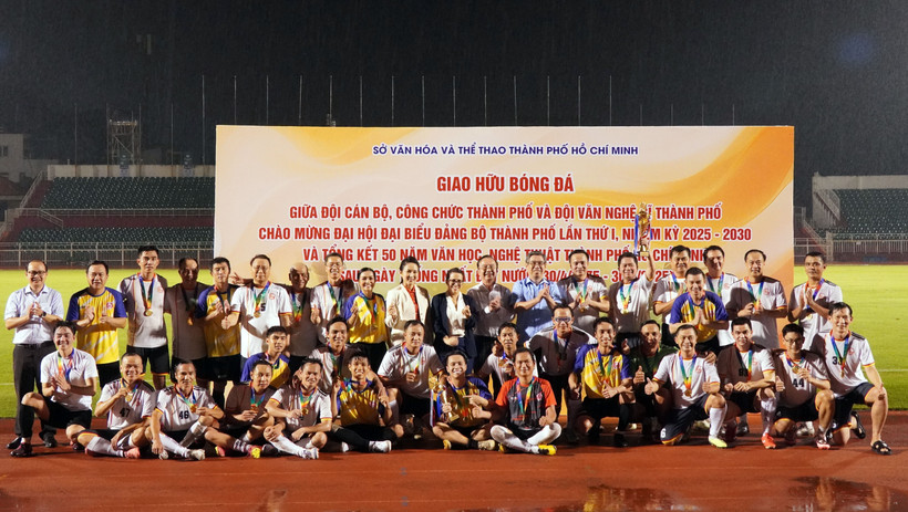 El partido amistoso de fútbol entre los empleados estatales de Ciudad Ho Chi Minh y artistas locales (Fuente: VNA)