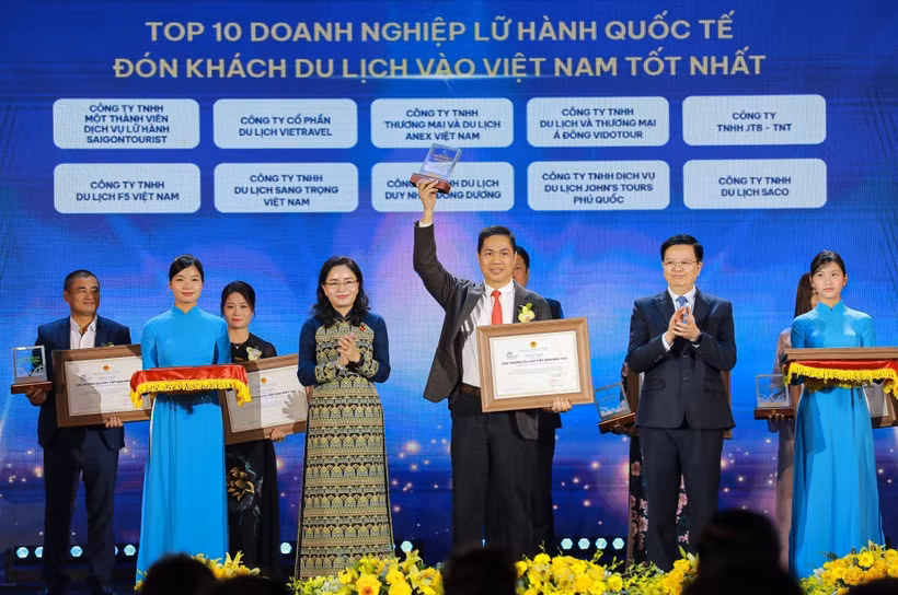 Honran a 10 mejores empresas de viaje internacional que traen turistas a Vietnam. (Fuente: VNA) 