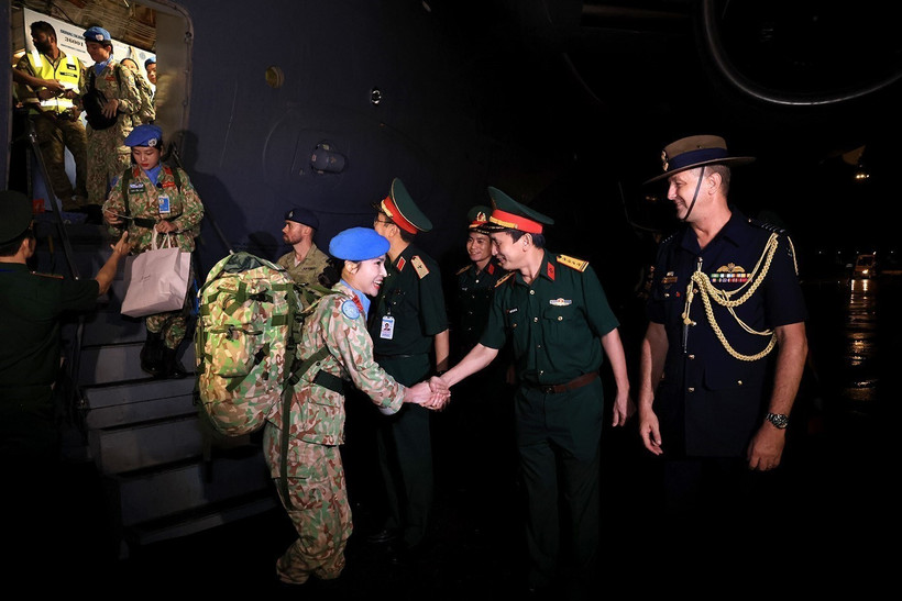 Dirigentes del Departamento de Mantenimiento de la Paz de Vietnam, la Academia de Médica Militar 103 felicitan a la delegación de trabajo del sexto Hospital de campaña de nivel 2 de Vietnam tras completar con éxito su misión de paz en Sudán del Sur. (Fuente: VNA)