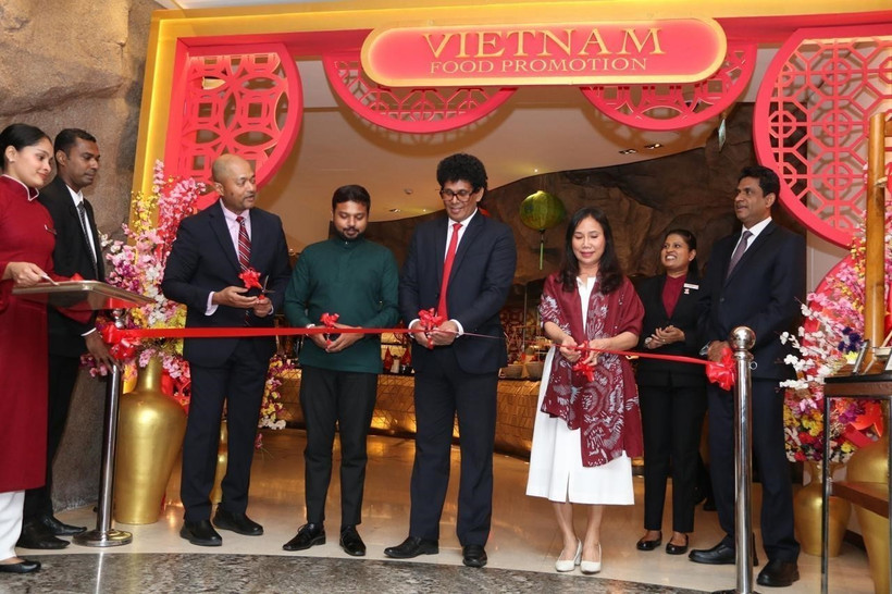 Đại sứ Trịnh Thị Tâm cùng các đại biểu Sri Lanka cắt băng khai trương Tuần lễ Ẩm thực Việt Nam. Ảnh: TTXVN phát 