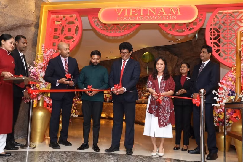Đại sứ Trịnh Thị Tâm cùng các đại biểu Sri Lanka cắt băng khai trương Tuần lễ Ẩm thực Việt Nam. Ảnh: TTXVN phát 