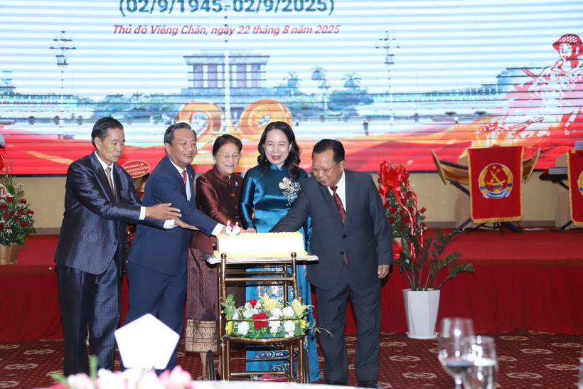 La vicepresidenta de Vietnam, Vo Thi Anh Xuan, y su homóloga laosiana, Pany Yathotou, y otros delegados, cortan un pastel para celebrar el 80.º aniversario de la Independencia de Vietnam. (Fuente: VNA) 