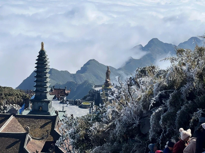 Hielo cubre la cima del Fansipan el primer día del año