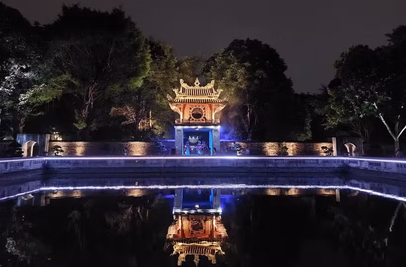 Quoc Tu Giam en la noche (Fuente: VNA)