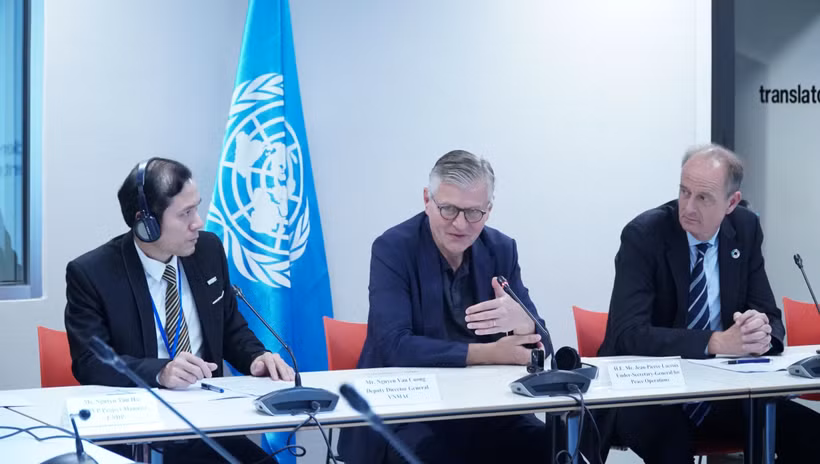 Jean-Pierre Lacroix, subsecretario general de la ONU para operaciones de paz, pronuncia un discurso en el encuentro (Fuente: VNA)