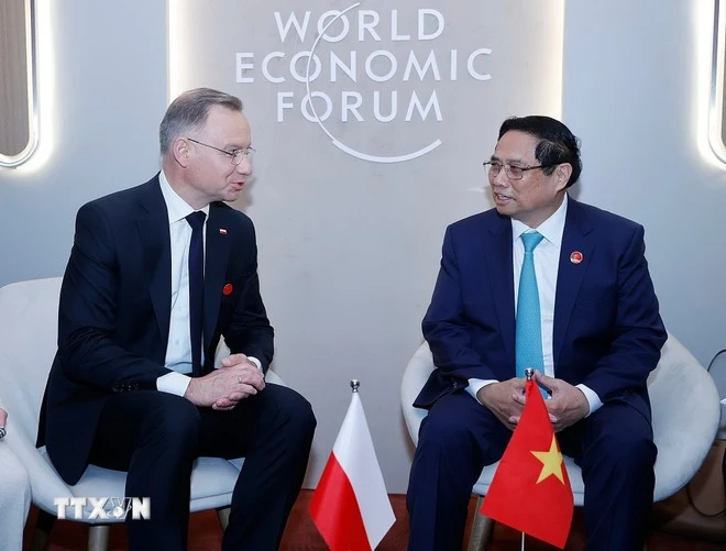 El primer ministro Pham Minh Chinh se reúne con el presidente de Polonia, Andrzej Sebastian Duda, en el marco de la 15ª Reunión Anual de los Nuevos Campeones del Foro Económico Mundial (FEM) en Dalian, China en junio de 2024. (Fuente: VNA) 