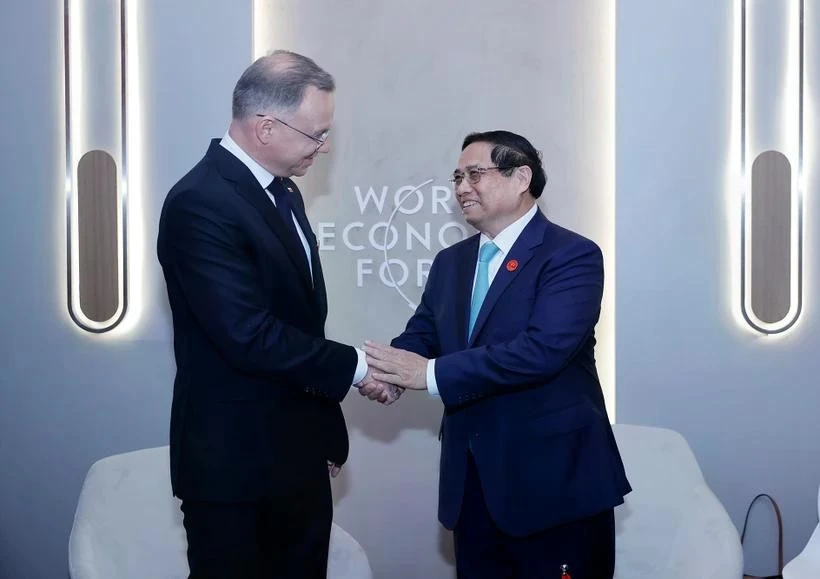 El primer ministro de Vietnam, Pham Minh Chinh, se reunió con el presidente polaco Andrzej Duda en ocasión de su participación en la 15 Reunión Anual de los Nuevos Campeones del Foro Económico Mundial (FEM) en Dalian, China. (Fuente: VNA)