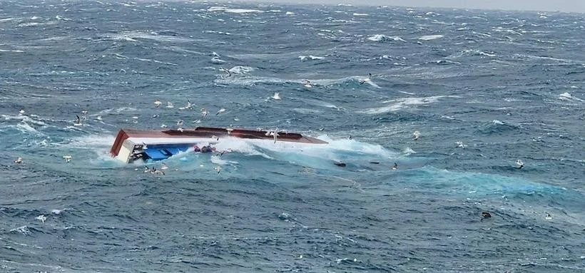 Un barco pesquero volcado en la isla de Jeju, Corea del Sur. (Fuente: Yonhap/VNA) 