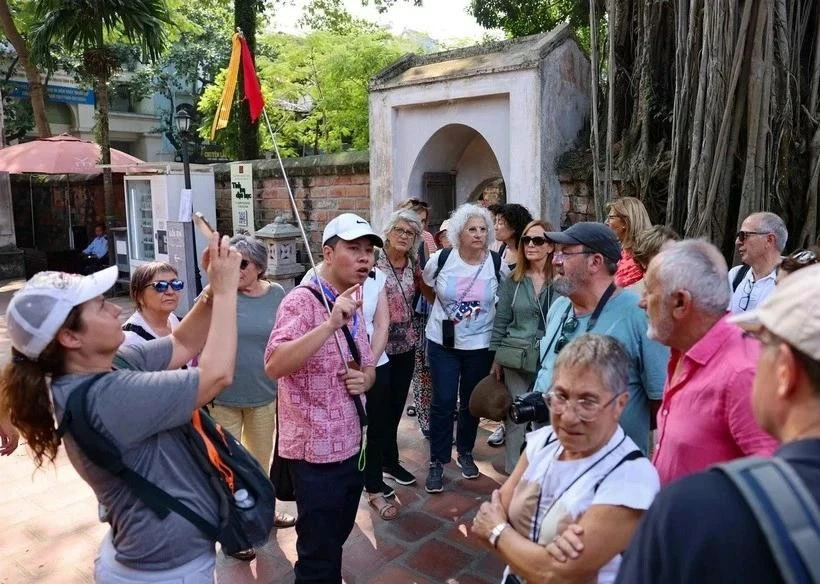 Los turistas en el Templo de Literatura (Fuente: VNA)