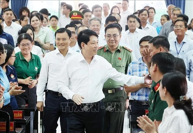 El presidente Luong Cuong se reúne con los votantes de Hoc Mon y Cu Chi. (Fuente: VNA)