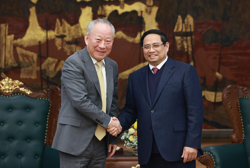 El primer ministro de Vietnam, Pham Minh Chinh, recibe a Yan Jiehe, fundador del grupo China Pacific Construction. (Fuente: VNA)