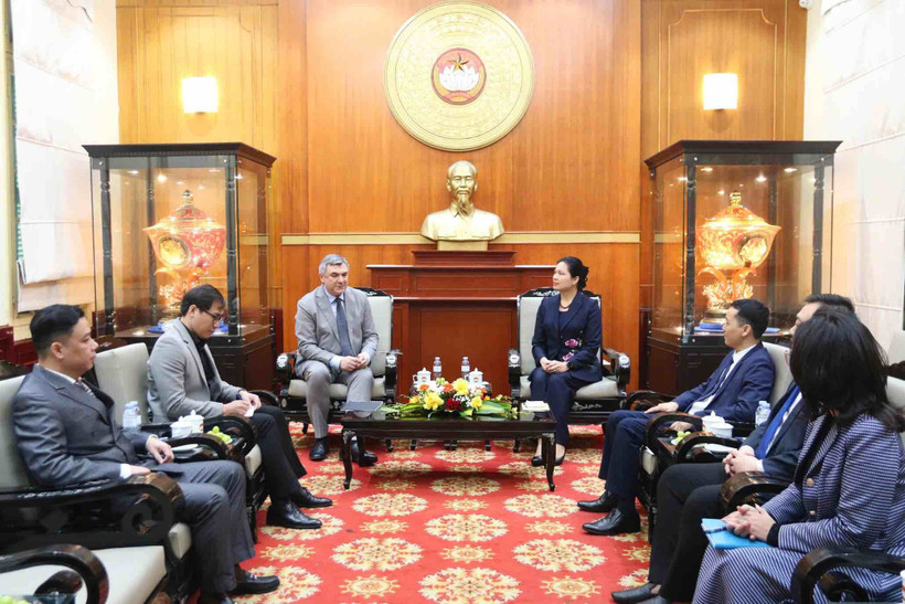 En la sesión de trabajo (Fuente: laodong.vn)