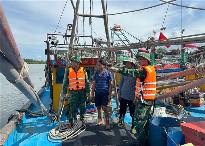 La provincia de Nghe An despliega unos 500 soldados, tres barcos y 30 vehículos para operaciones de rescate. (Fuente: VNA)
