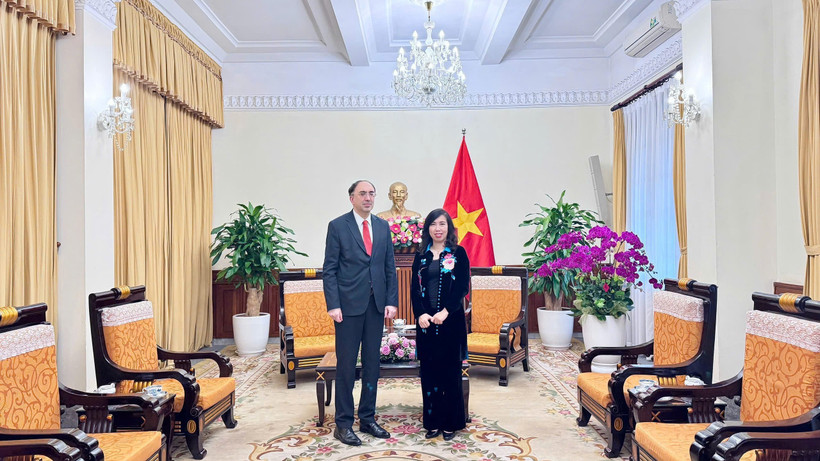 La viceministra de Relaciones Exteriores de Vietnam Le Thi Thu Hang y el embajador de Armenia en Vietnam, Suren Baghdasaryan. (Fuente: Ministerio de Relaciones Exteriores de Vietnam)