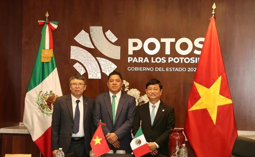 De izquierda a derecha: el embajador vietnamita Nguyen Van Hai, el gobernador del estado de San Luis Potosí, Ricardo Gallardo Cardona, y el presidente del Comité Popular de Binh Duong, Vo Van Minh (Foto: VNA)