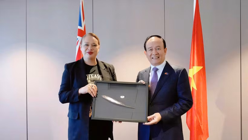 El presidente del Consejo Popular de Hanoi, Nguyen Ngoc Tuan y Tory Whanau, alcaldesa de Wellington. (Fuente: VNA)