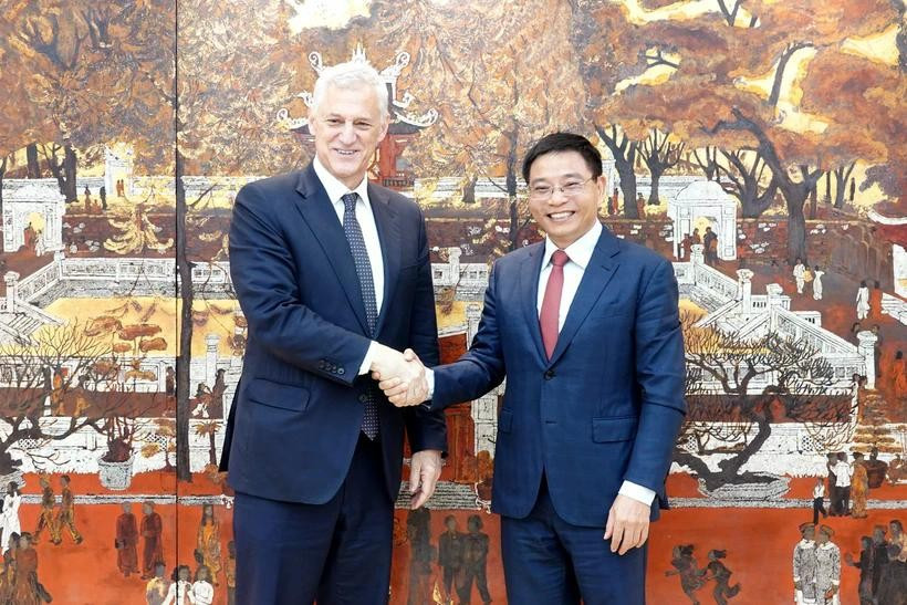 El ministro de Finanzas Nguyen Van Thang y el director general del grupo Standard Chartered durante una sesión de trabajo el 3 de abril. (Foto: Vietnam+) 