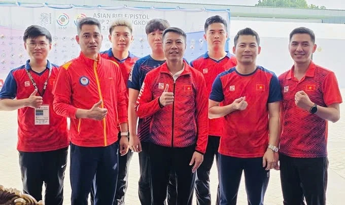 El equipo de tiro vietnamita felicita al tirador Ha Minh Thanh (segundo del derecho) (Fuente: baogiaothong.vn) 