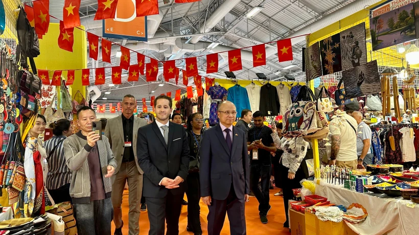 El embajador de Vietnam en Francia, Dinh Toan Thang y Steven Abajoli, director de la feria, visitan los stands de Vietnam (Fuente: VNA)