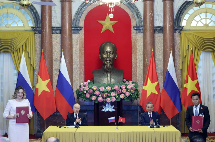 1/ El 20 de junio de 2024, en el Palacio Presidencial, tras concluir las conversaciones oficiales, el entonces presidente de Vietnam, To Lam y el presidente de la Federación de Rusia, Vladimir Putin, presenciaron la entrega de los documentos firmados entre ambos países (Fuente: VNA)